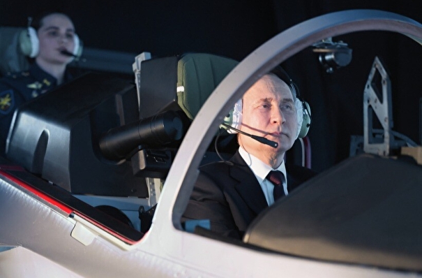 Путин в Краснодаре познакомился с боевой авиатехникой