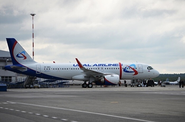 Летевший в Москву самолет сел в Екатеринбурге из-за потерявшего сознание мужчины
