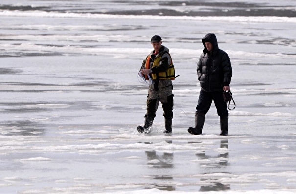 Лед распиливают на реке в Свердловской области для безопасного паводка