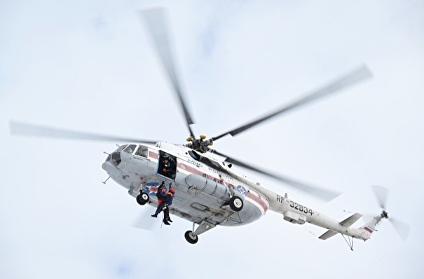 Экипаж и пассажиры попавшего в аварию на Колыме вертолета эвакуированы