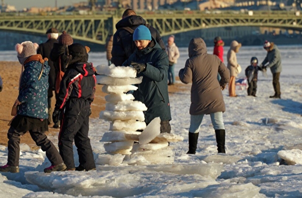 Выходить на лед водоемов запретили в Петербурге