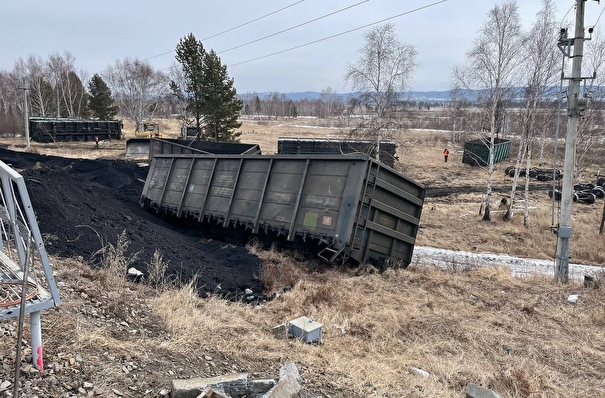 Вагоны грузового поезда сошли с рельсов на одном из перегонов Транссиба в Забайкалье