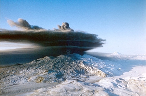 Вулкан Эбеко на Северных Курилах выбросил пепел на высоту почти 2 км