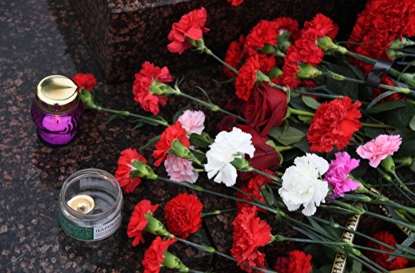 Петербуржцы несут цветы к стихийным мемориалам после трагедии в "Крокусе"