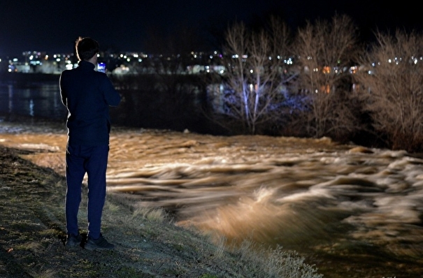 Защищающая Старый город в Орске дамба не выдерживает потока воды
