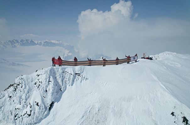 Камчатские спасатели водрузили копию Знамени Победы на вершине вулкана