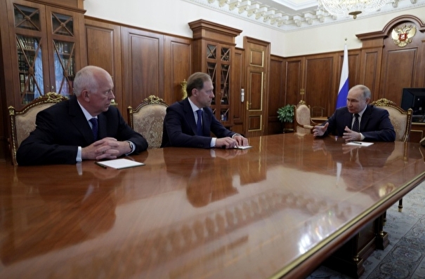 Путин обсудил с главами Минпромторга и Ростеха вопросы промышленности