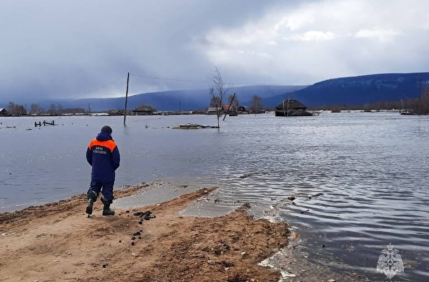 Паводок подтопил ВПП якутского аэропорта Зырянка