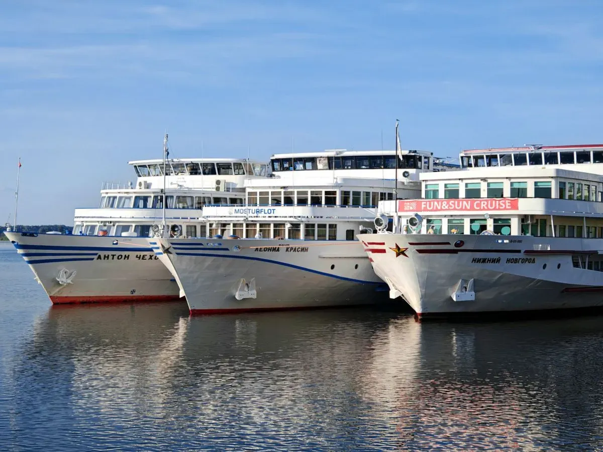РСТ: бронирования речных круизов по России на 2025 год выросли в среднем на 20%. Фото. Круизные теплоходы в Угличе. © 