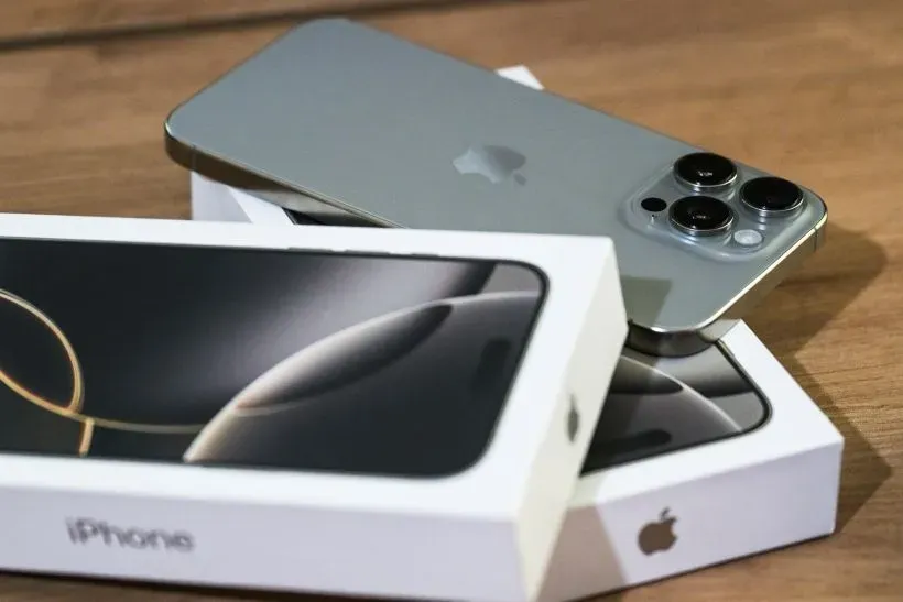 Калужский чиновник подозревается во взятках мобильными за госконтракты на ремонт дорог. Фото. iPhone. © РИА Новости, Алексей Никольский