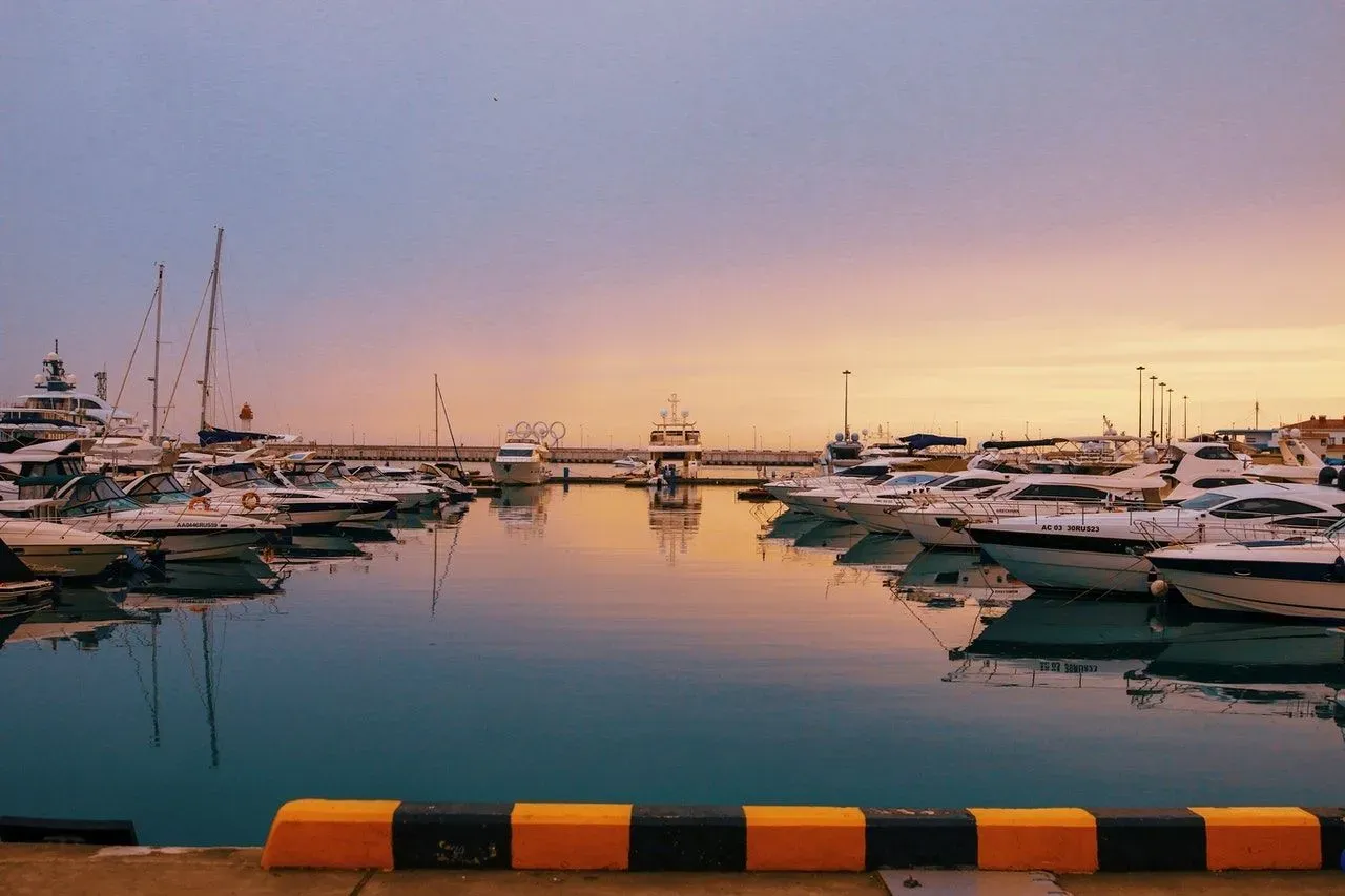 Международные соревнования по парусному спорту пройдут в Сочи. Фото. Яхтенная марина в Сочи. © pexels.com