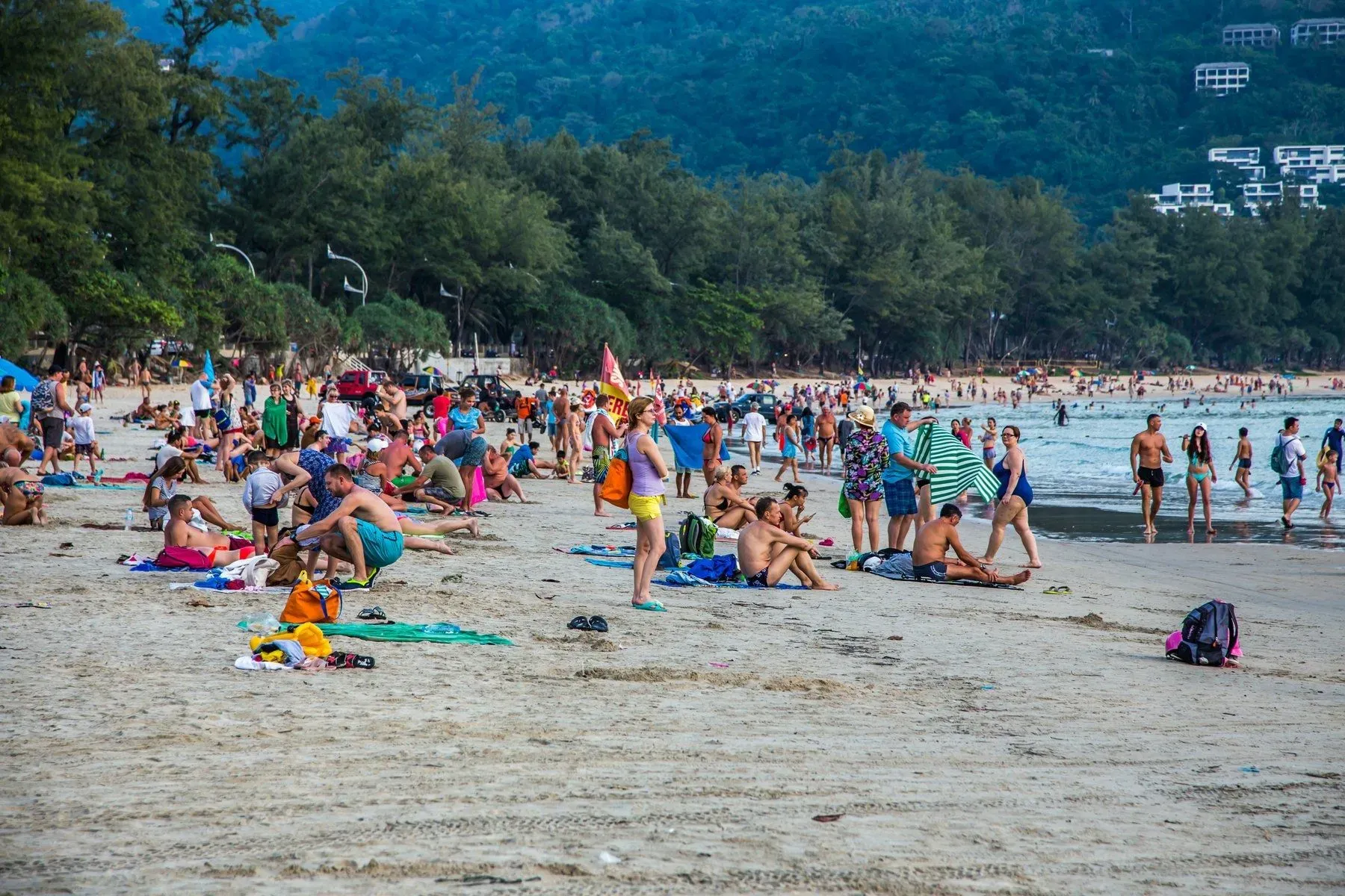 Российские туристы выбирают Турцию, Египет и ОАЭ на школьные осенние каникулы. Фото. Туристы на пляже острова Пхукет. © "Интерфакс". Андрей Щетинин