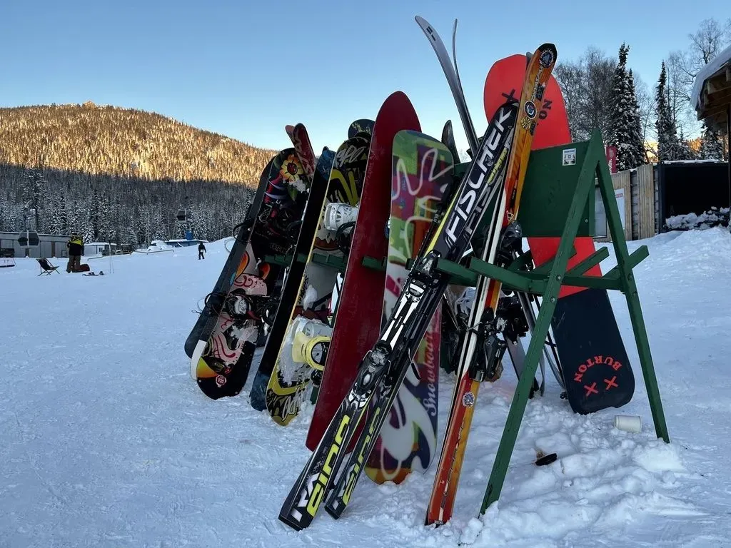 Как научиться кататься на лыжах и сноуборде в Шерегеше 2024-2025: аккредитация инструкторов скажется на туристах и ценах