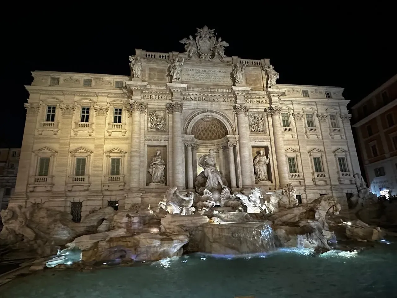 Власти Рима планируют ввести плату за посещение фонтана Треви . Фото. Фонтан Треви в Риме. © 