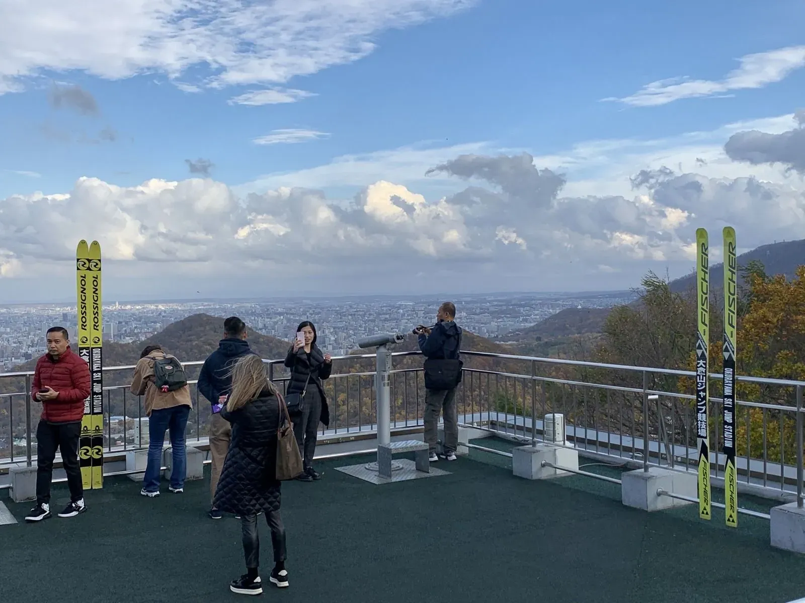 Турпоток из России в Японию вырос более чем вдвое в 2024 году. Фото. Туристы на острове Хоккайдо в Японии. © 