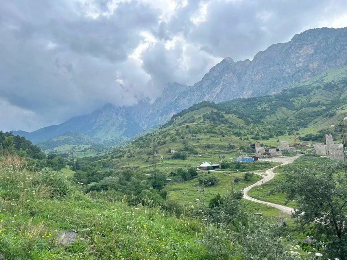 Туристку с травмой ноги эвакуировали с горы в Ингушетии. Фото. © 