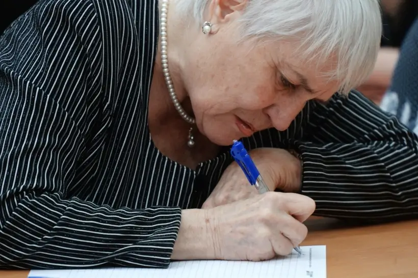 В адрес организации, в чьи обязанности входит уборка территории, можно направить претензию с требованием о компенсации вреда. Фото