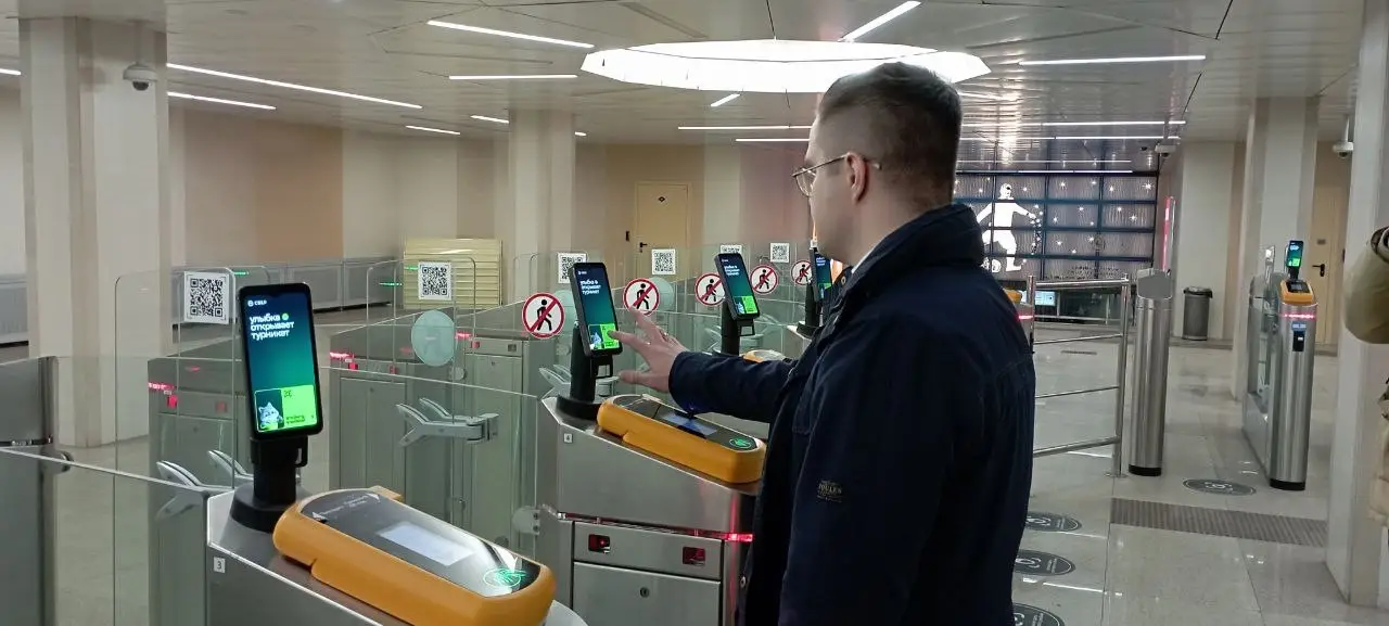 Оплата по биометрии стала доступна на всех турникетах Сокольнической и Большой кольцевой линий московского метро. Фото. ©