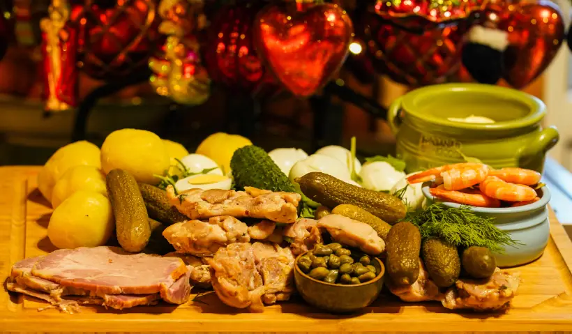 Основные ингредиенты новогодних салатов соответствуют зимнему времени года. Фото