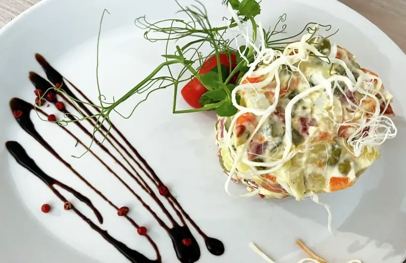   Оливье — главный символ новогодних праздников. Фото