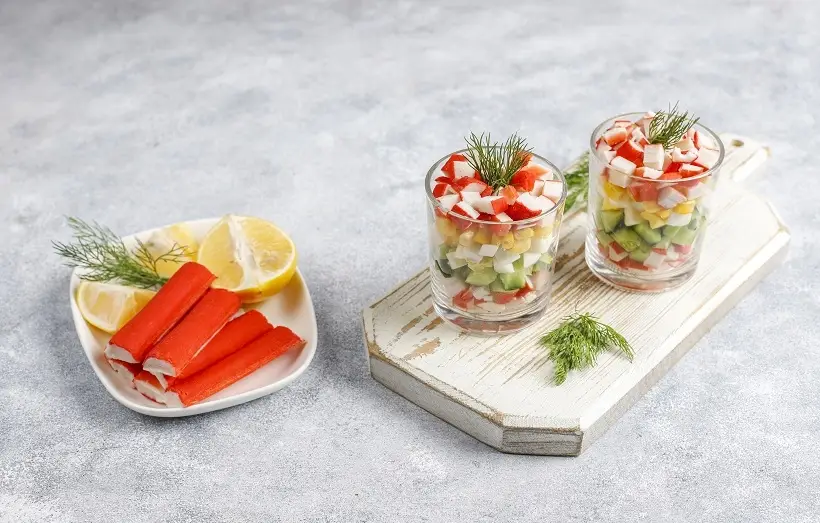 Один из самых популярных новогодних салатов – крабовый. Фото