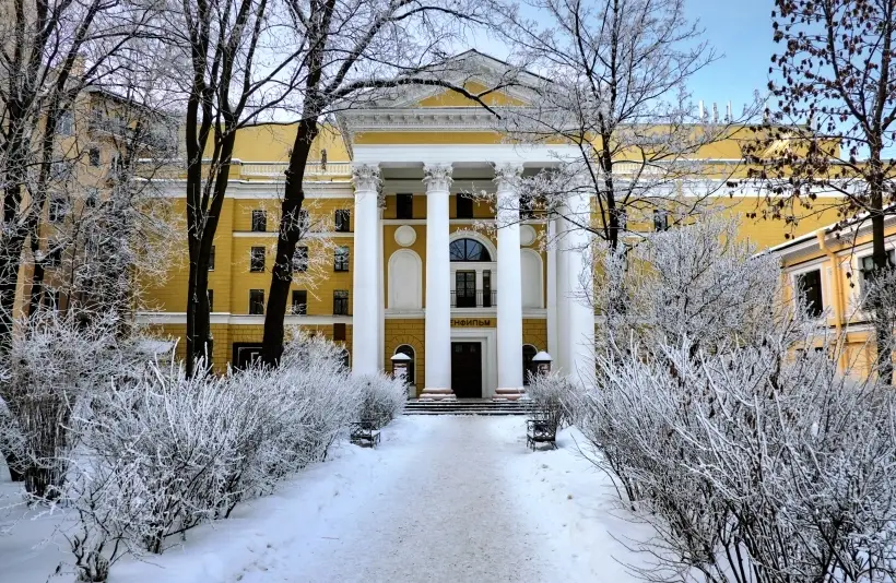 Киностудию 