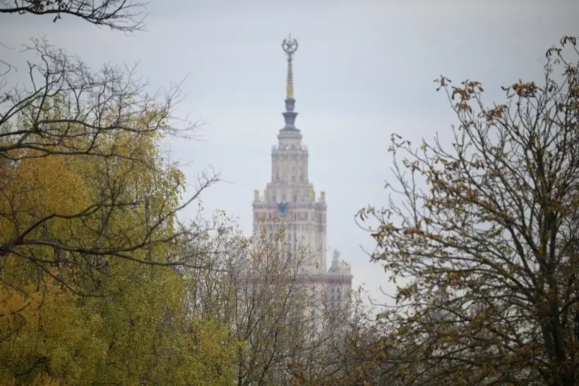 Звезду отреставрируют на главном здании МГУ. Фото. © РИА Новости. Владимир Астапкович