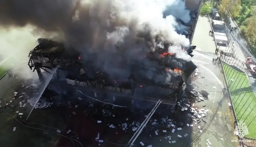 СТД готовит обращение к президенту о помощи сгоревшему театру в Хабаровске. Фото. © РИА Новости. МЧС РФ