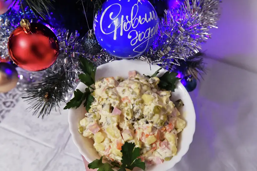 Оливье: классический рецепт и как готовят салат за рубежом. Фото. Салат оливье на новогоднем столе. © РИА Новости. Наталья Селиверстова