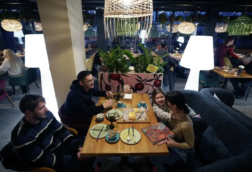 Вкусная еда, бокал вина и приятная компания гарантированно поднимут вам настроение. Фото