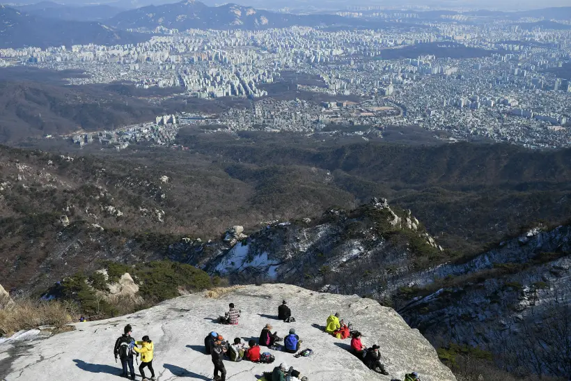 В турофисе Кореи не подтвердили сообщения о массовых отказах во въезде россиянам. Фото. Вид на Сеул с горы Пукхансан. © РИА Новости. Рамиль Ситдиков