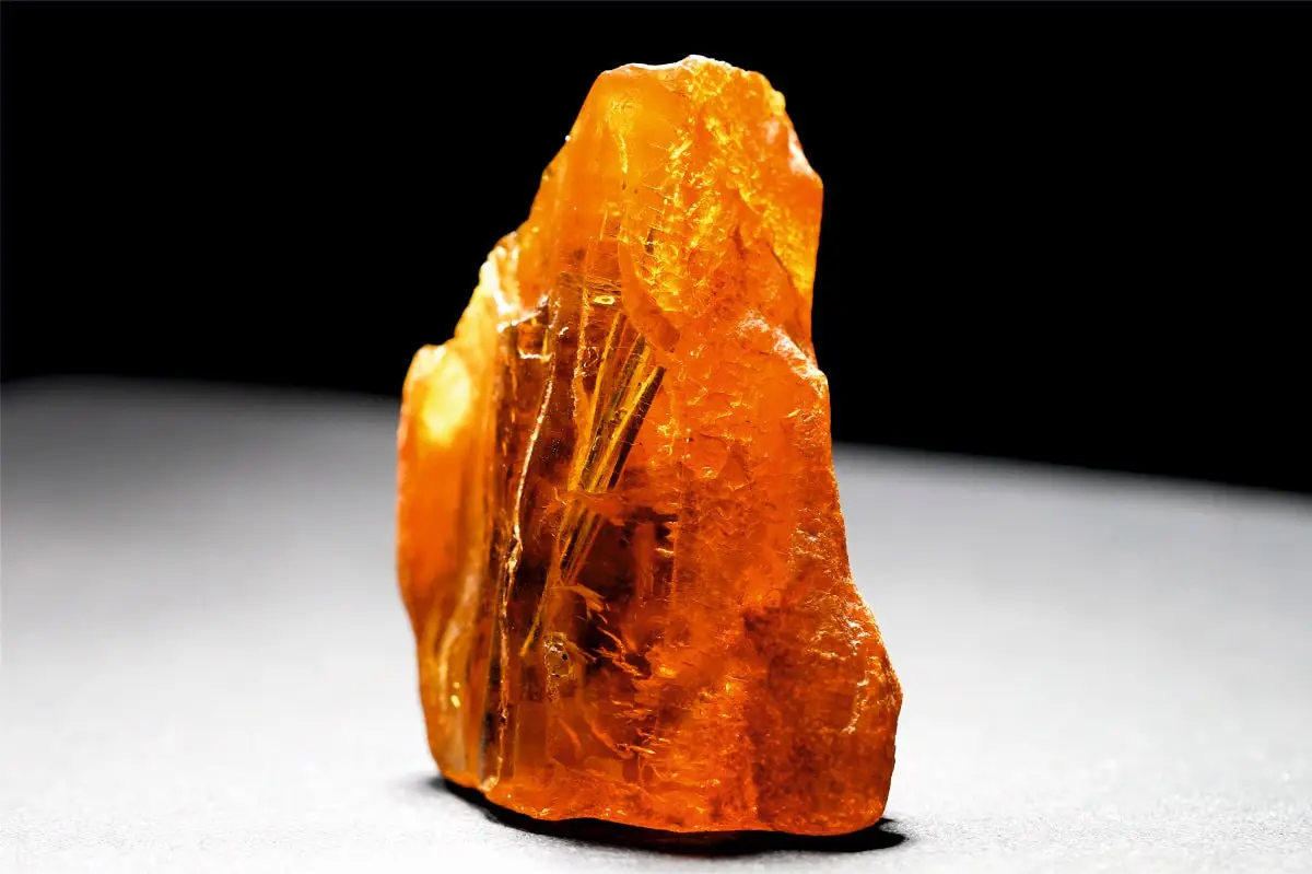 Янтарь с хвойными иголками возрастом 50 млн лет нашли в Калининградской области. Фото. © Пресс-служба Янтарного комбината. Роман Гаранчук