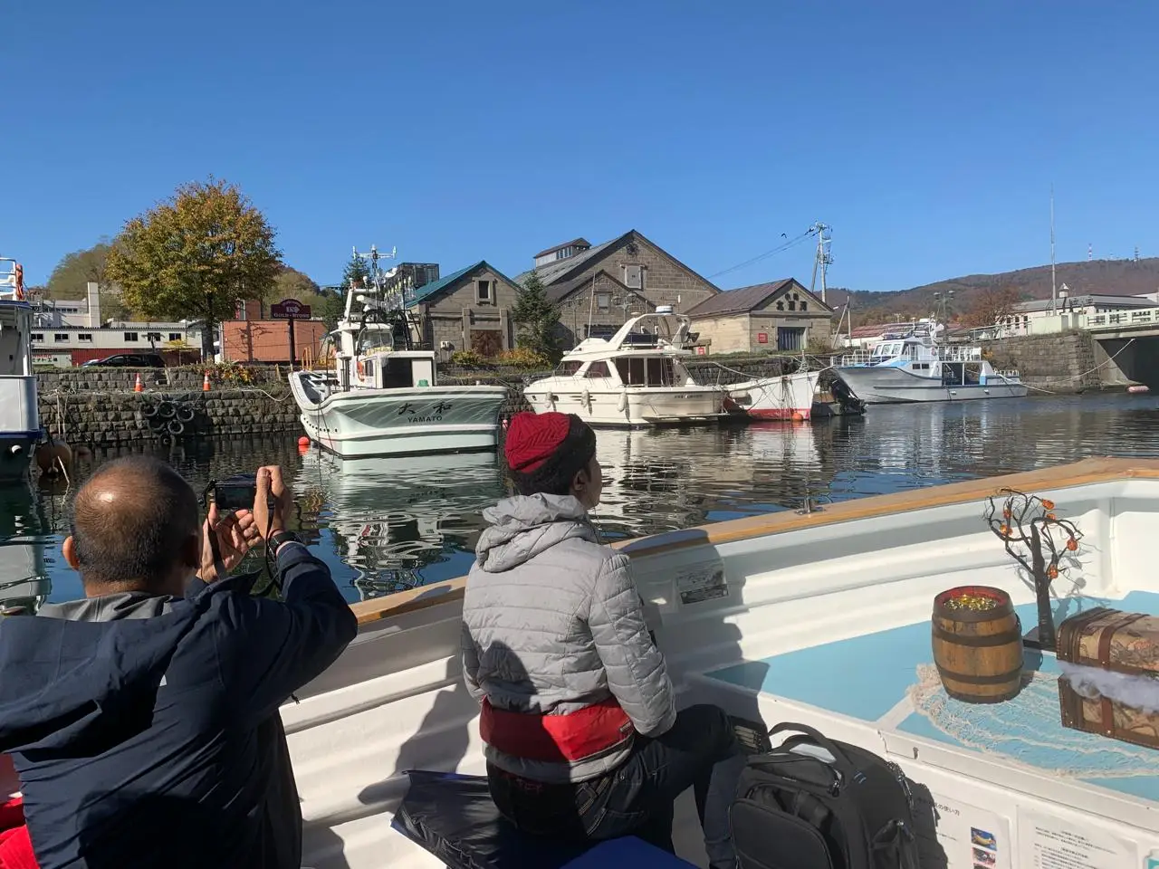 Туроператоры объяснили, почему спрос на путешествия в Японию вырос вдвое. Фото. Туристы фотографируют достопримечательности в японском Отару. © 