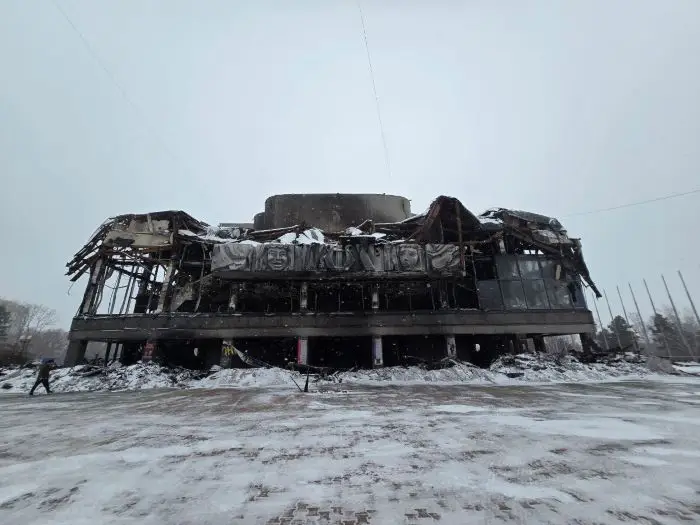 В Хабаровске начался снос сгоревшего музыкального театра. Фото. ©Игорь Михеев. Интерфакс