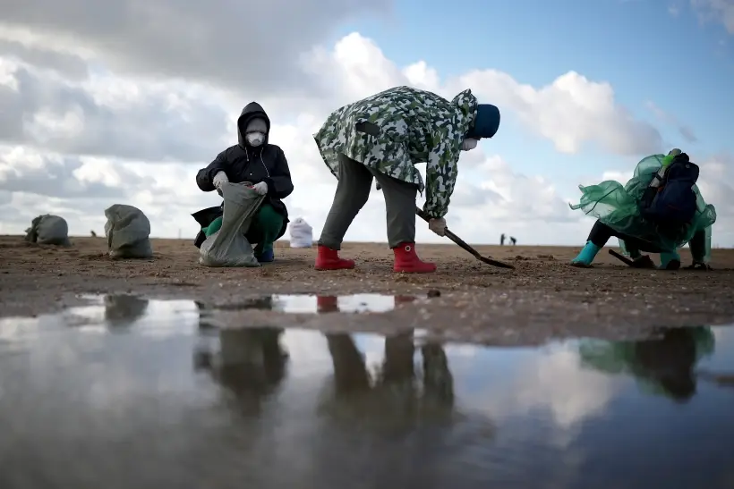 Более 250 т пескомазутной смеси вывезли волонтеры с начала февраля с Бугазской косы. Фото. © РИА Новости. Виталий Тимкив
