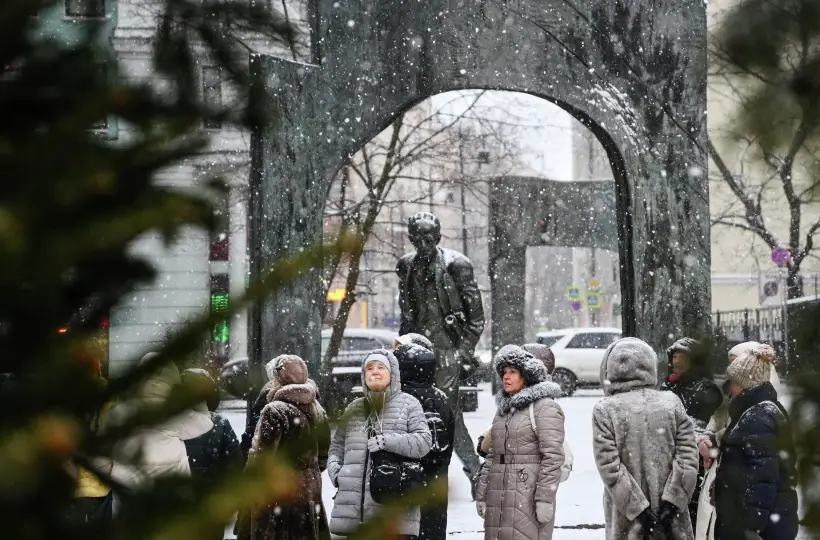 Туристы на новогодних каникулах потратили в путешествиях по России 64,4 млрд рублей. Фото. Туристы на Арбате в Москве. © РИА Новости. Кирилл Зыков