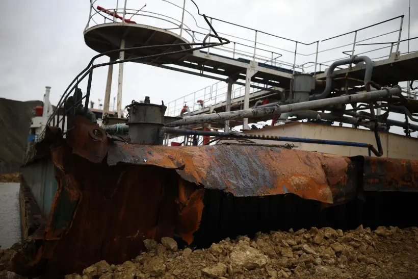 Начался демонтаж севшей на мель кормы танкера 