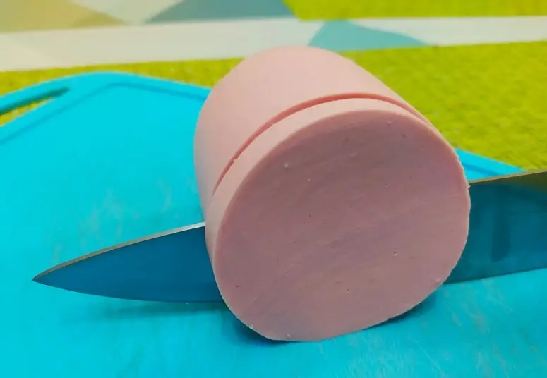 Колбасу чаще всего ее едят на завтрак… но и во время ночных перекусов тоже. Фото