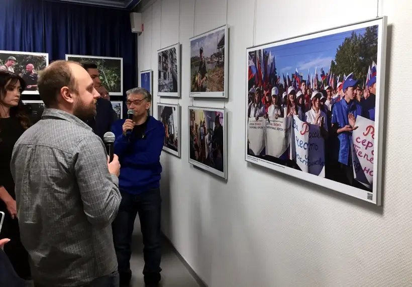 Медийные мероприятия к Году героев Тюменской области начались выставкой военкора. Фото. © 