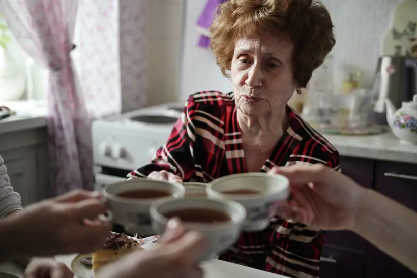 По отношению к бабушке также очень важно проявить заботу. Фото