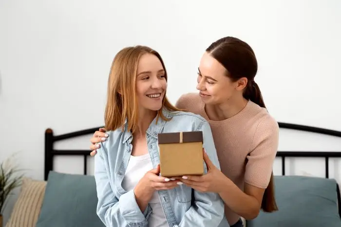 Сестре можно подарить практически то же, что и жене, либо любимой девушке. Фото