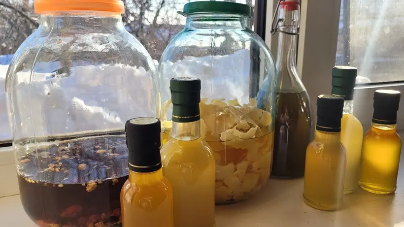 Самые популярные ягодные настойки делают на клюкве, бруснике, малине и смородине. Фото