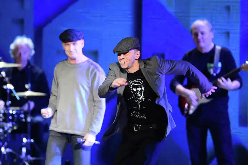 Участники группы "Лесоповал" выступают на церемонии вручения премии "Шансон года". Фото