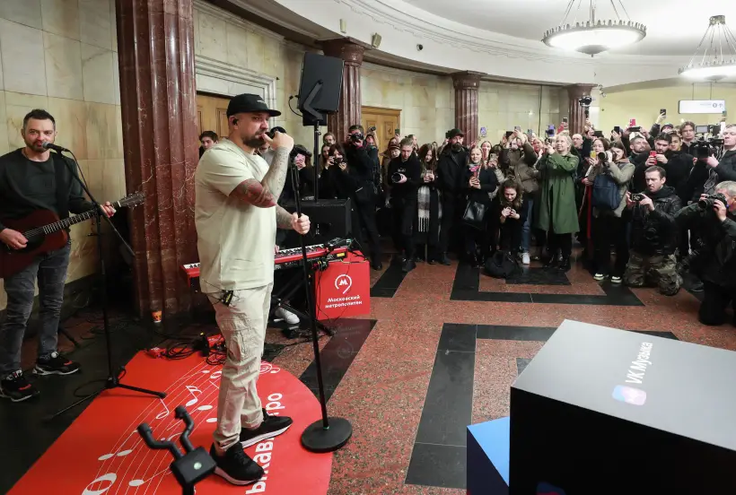 Баста (Василий Вакуленко) выступает в аванзале станции метро "Курская". Фото
