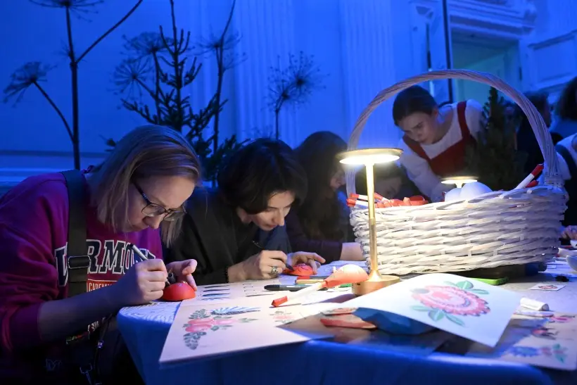 Еще один вариант досуга для школьников на весенних каникулах - посещение творческих мастер-классов. Фото