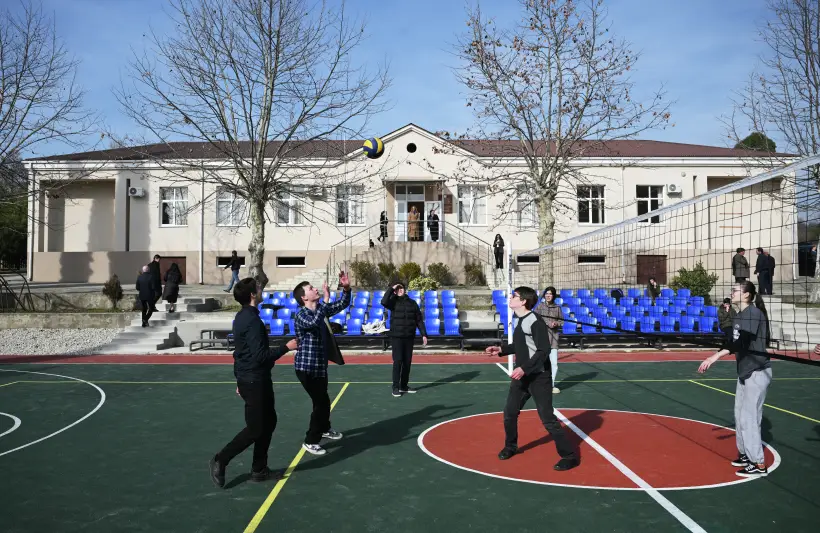 Командные спортивные игры – отличный способ провести время активно. Фото