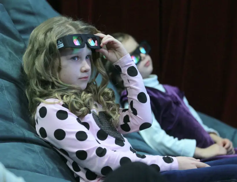 Сводите ребенка на каникулах в кино или театр. Фото