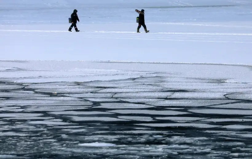Спасатели эвакуируют 200 рыбаков с дрейфующей в море льдины на юге Сахалина. Фото. © РИА Новости. Илья Наймушин