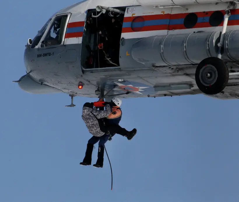 Спасатели с помощью вертолета снимают рыбаков с дрейфующей в море льдины на юге Сахалина. Фото. © РИА Новости. Виталий Аньков