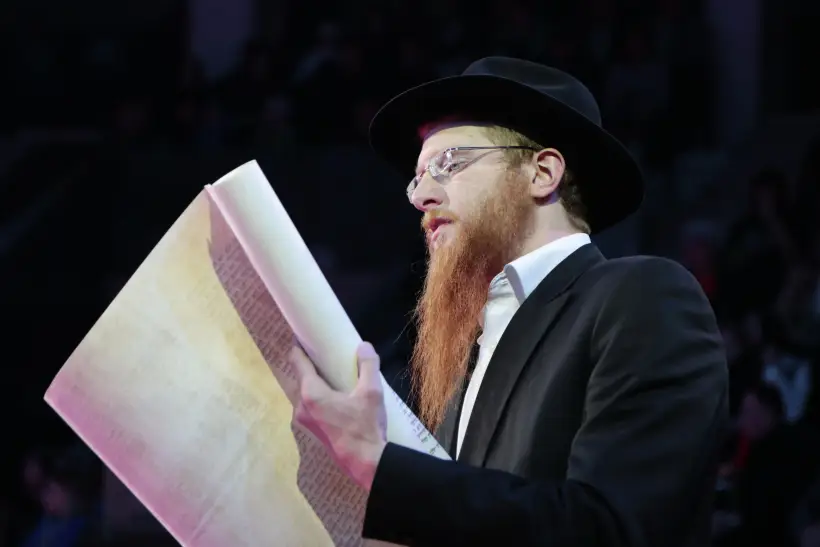 На Пурим евреи обязательно читают свиток Эстер